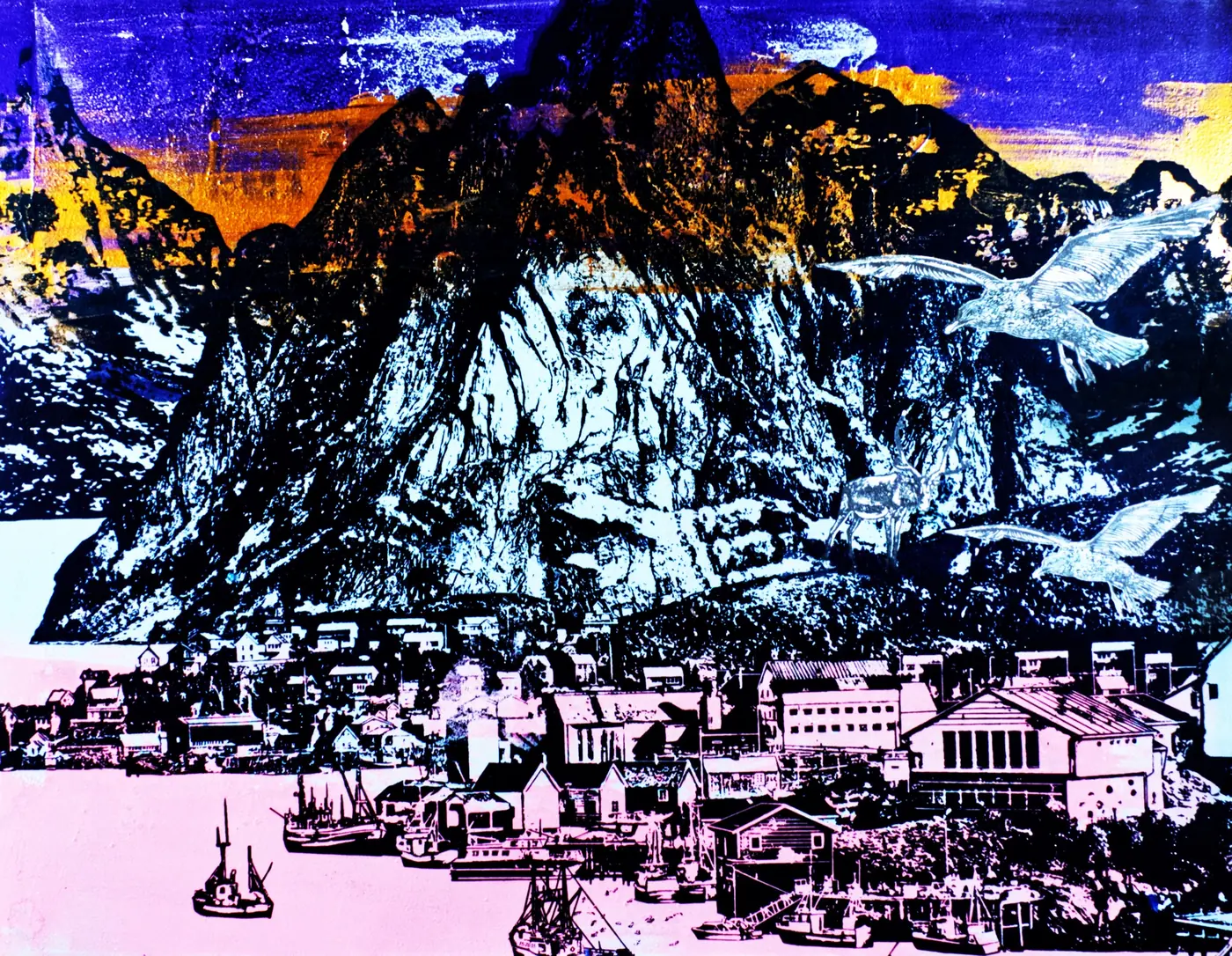 Norwegen V – Berge in Schwarz-Weiß über einem pinken Fjord, darüber Möwen.