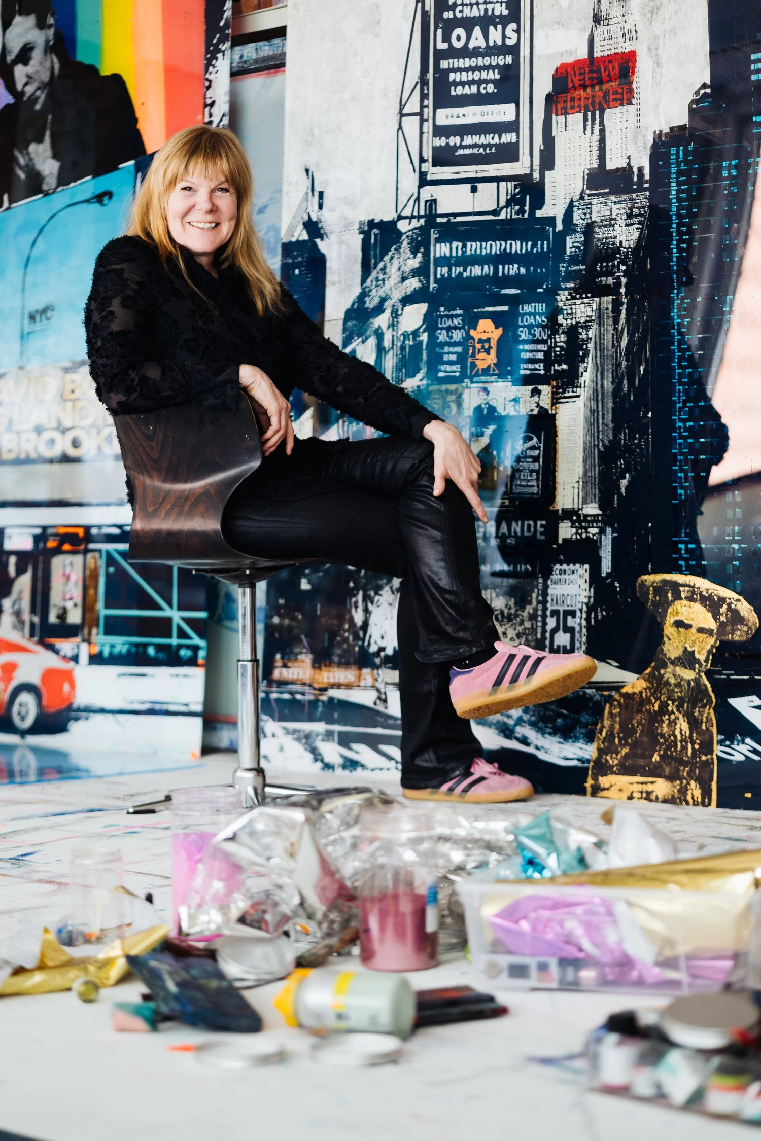 Sandra Rauch in ihrem Atelier vor einem New-York-Werk