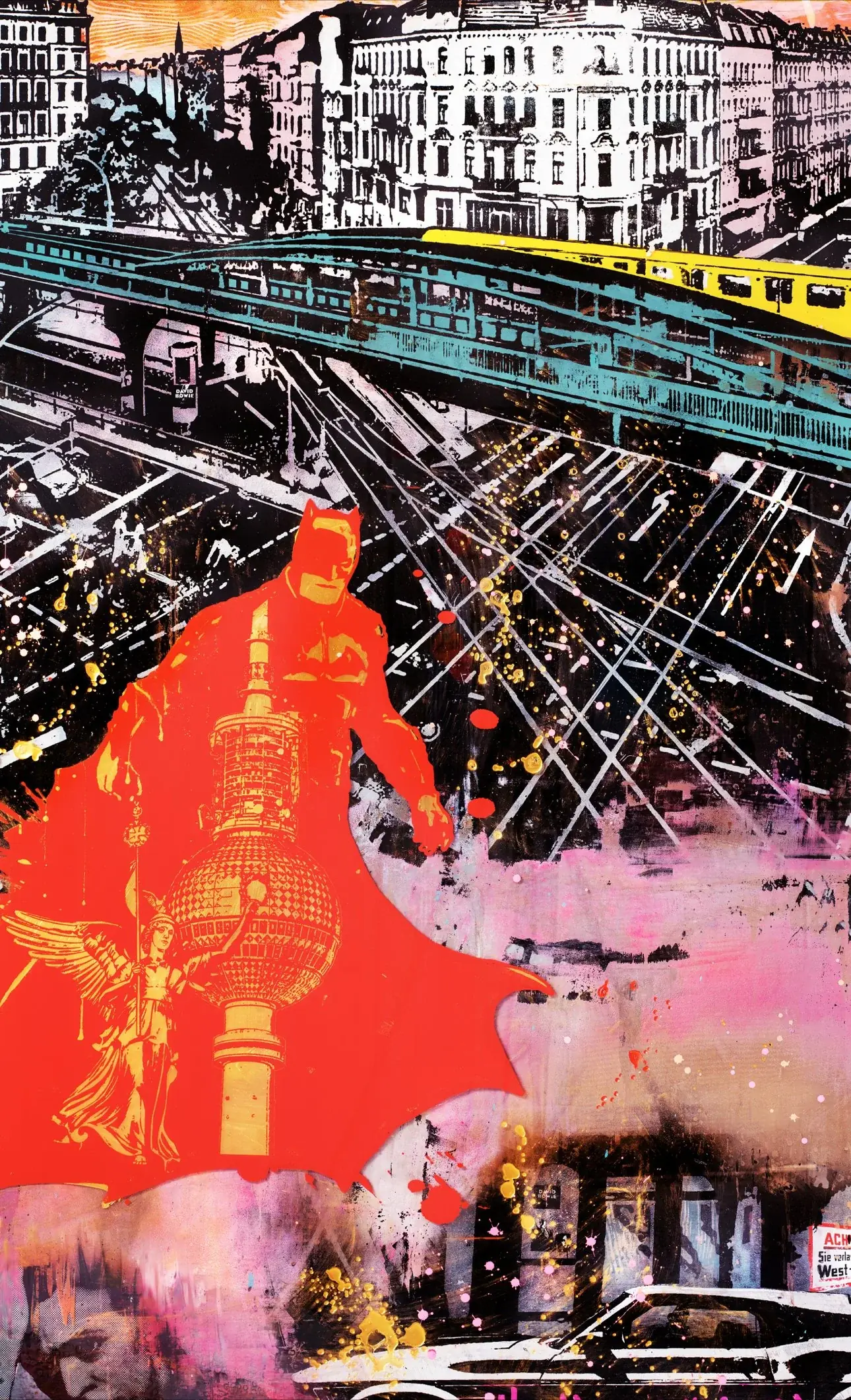 Berlin – Eine orange Batman-Figur als Graffiti, die Hochbahn und der Fernsehturm im Schwarz-Weiß der Stadt.