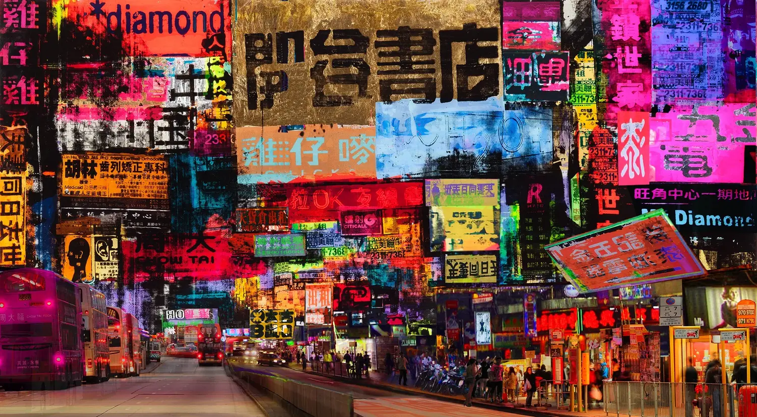 Hong Kong Diamond – Ein Panorama aus übereinandergeschichteten Leuchtschildern über einer Hongkonger Straße.
