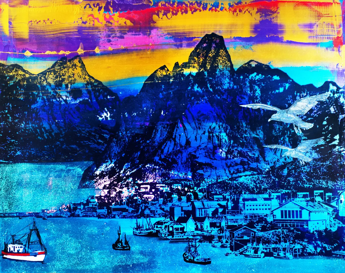 Norwegen II – Blaue Berge unter einem Himmel in Gelb, Orange und Pink, davor Möwen und ein Boot.