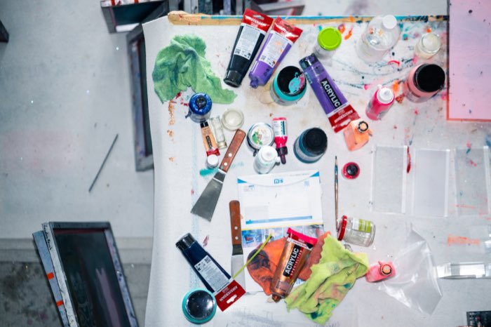 Arbeitstisch mit Farben, von oben
