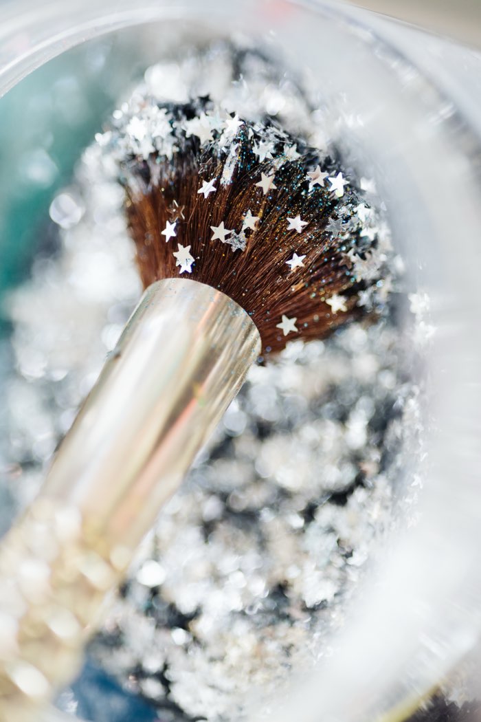Pinsel mit Glitzer und Sternen